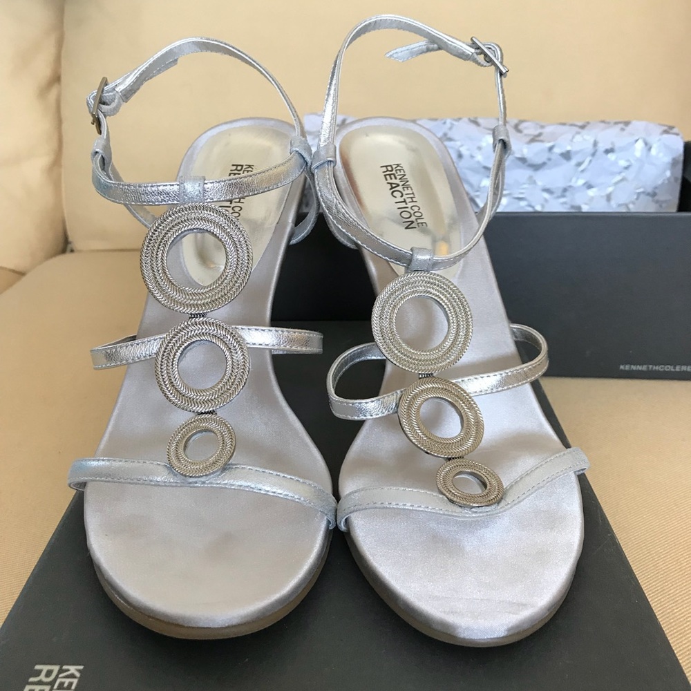 Kenneth Cole Silver T-Strap sexy sandals